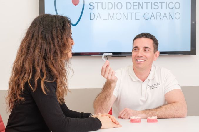 Michelangelo mostra gli allineatori trasparenti a una nostra cara cliente