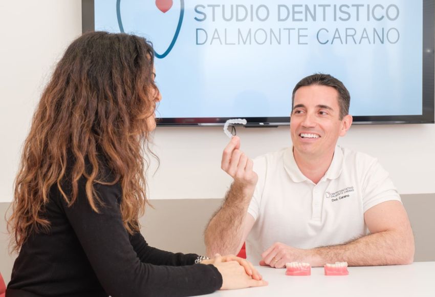 Michelangelo mostra gli allineatori trasparenti a una nostra cara cliente