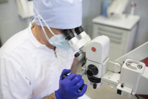Dott. Michelangelo Carano utilizza il microscopio operatorio durante un trattamento odontoiatrico