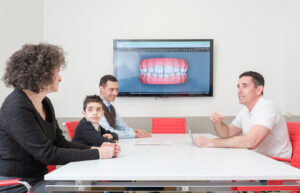 Il Dott. Carano mostra la pianificazione digitale del trattamento ortodontico con allineatori trasparenti