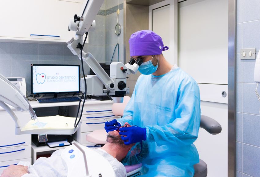 Microscopio operatorio in uso nel Centro Dentistico Dalmonte Carano