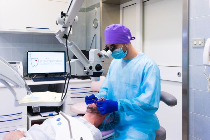 Microscopio operatorio in uso nel Centro Dentistico Dalmonte Carano